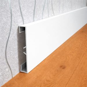 Білий прямокутний накладний плінтус AlumForYou В-160W, висота 60 мм. Довжина 2,5 м.