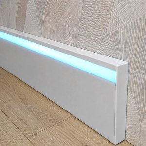 Білий накладний алюмінієвий плінтус з LED-підсвіткою AlumForYou В-478W. Висота 78 мм