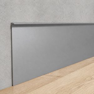 Анодований скритий алюмінієвий плінтус з неглибоким приямком AlumForYou В-780S. Висота 80 мм, глибина 5 мм. Довжина 2,5 м. Срібло