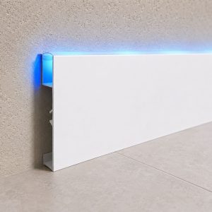 Білий алюмінієвий плінтус-лиштва з LED-підсвіткою AlumForYou В-8015W. Висота 80 мм, товщина 15 мм. Довжина 2,2 м.