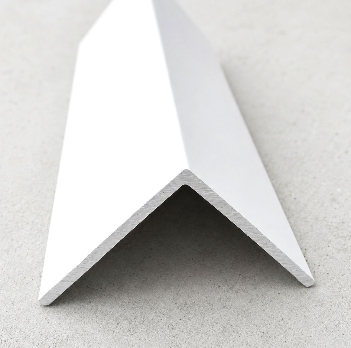 Алюмінієвий білий рівносторонній кут 50×50×1.2. Довжина 3,0 м.
