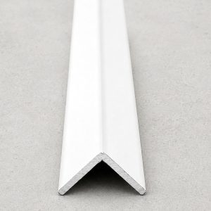 Алюмінієвий білий рівносторонній кут 15×15×1. Довжина 3,0 м.