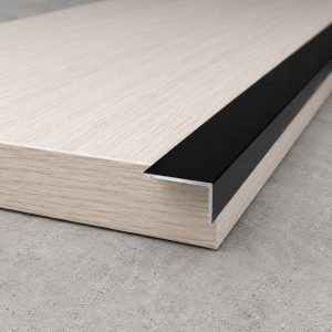 Алюминиевый черный разносторонний уголок 20×10×1. Длина 3,0 м.