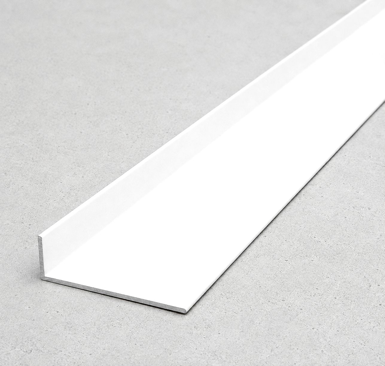 Алюмінієвий білий різнобічний кут 40×10×1. Довжина 3,0 м.